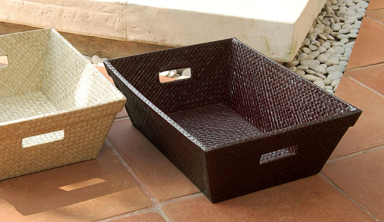 ブラウンと、素材そのままのカラーのナチュラルの2カラー展開。