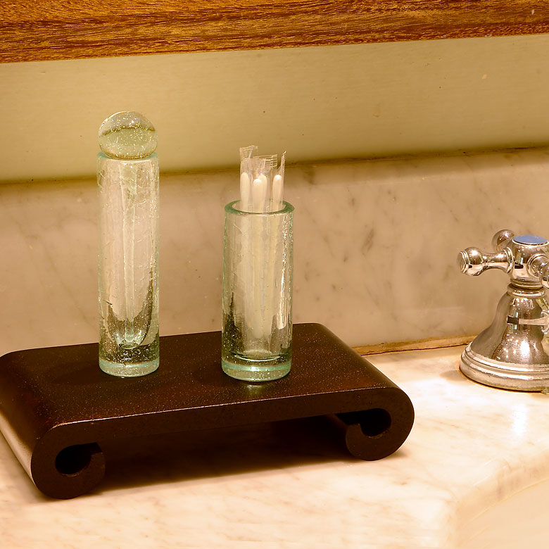 綿棒ケースと並べて、洗面所を清潔に