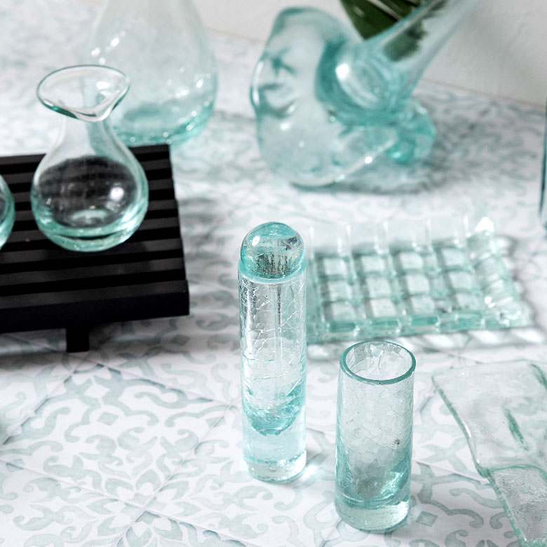 清潔感があり、爽やかなガラスのアロマボトル