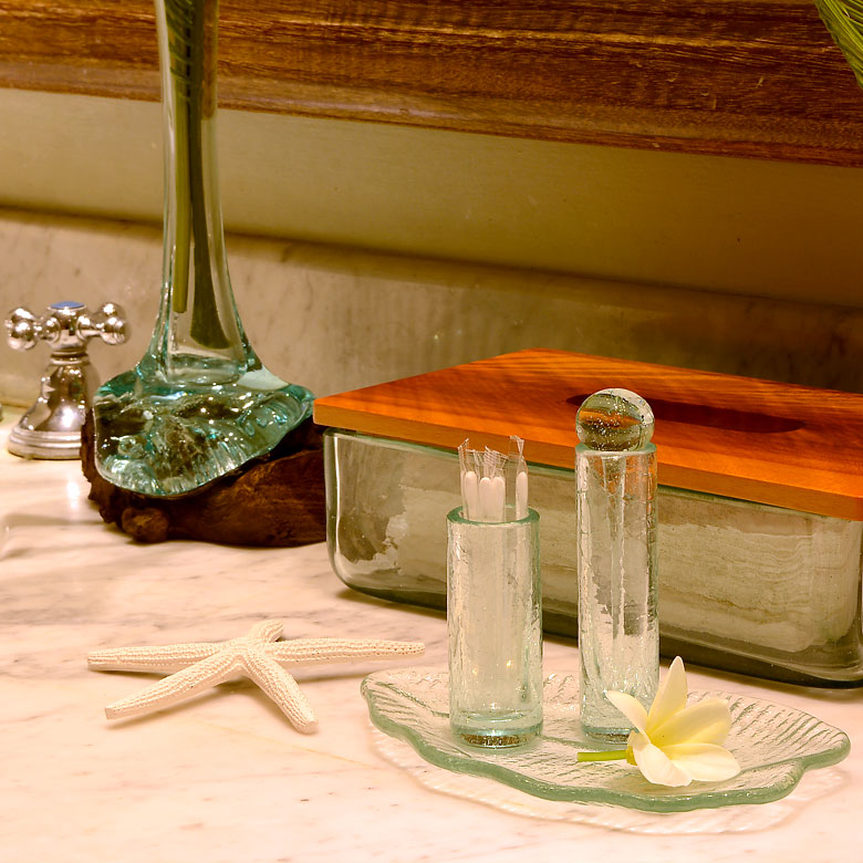 ウッドや造花と組み合わせてアジアンな洗面所に