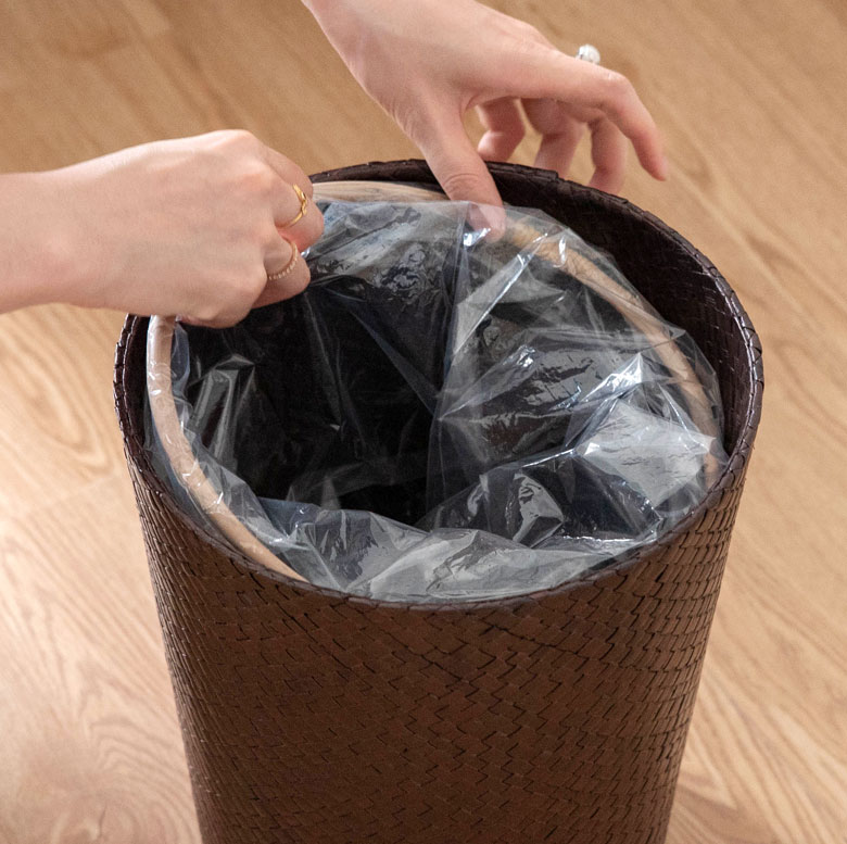 ビニール袋をゴミ箱の内側にセットすることができます