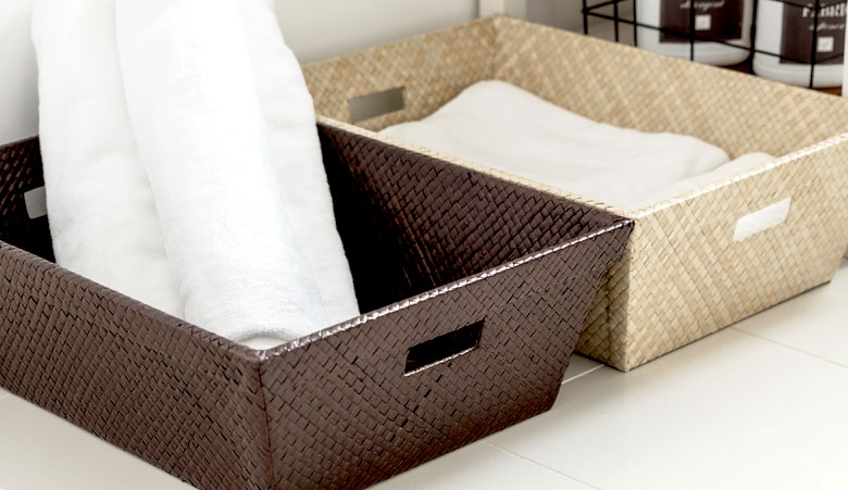 ブラウンと、素材そのままのカラーのナチュラルの2カラー展開。