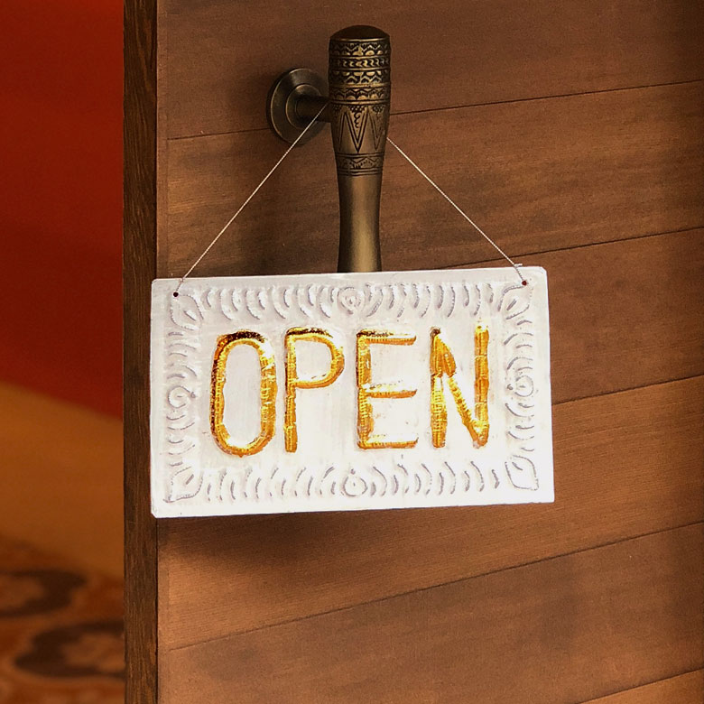 エキゾチックな伝統模様が美しいアルミの両面サインボード