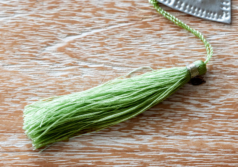 オーナメントの邪魔をしない、落ち着いたカラーのタッセル