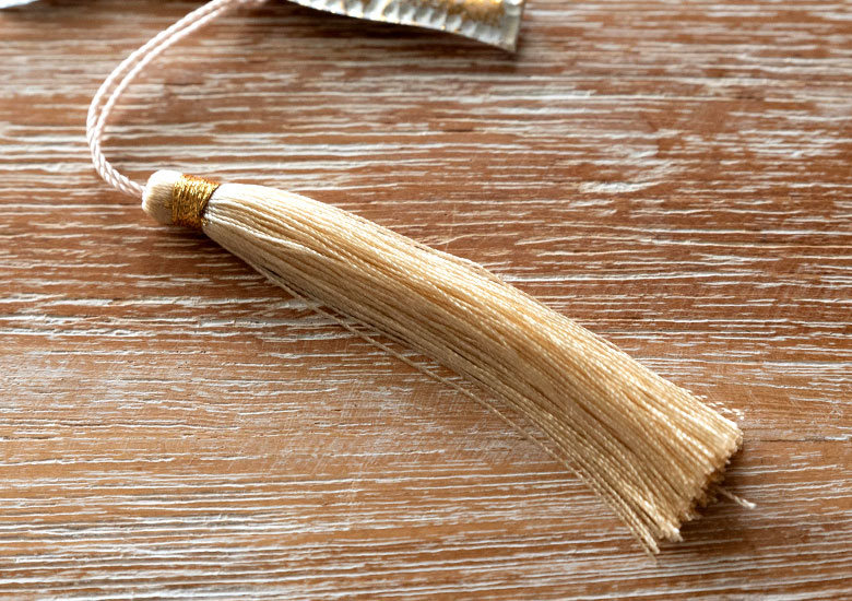 オーナメントの邪魔をしない、落ち着いたカラーのタッセル