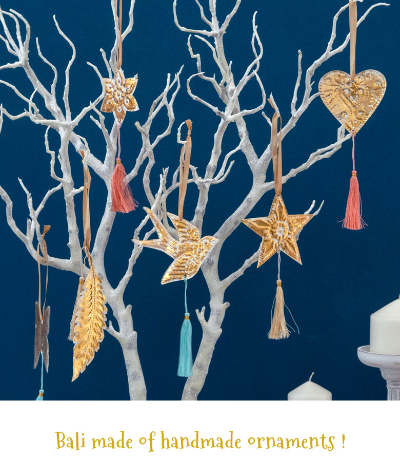 光の反射でキラキラ輝くオーナメント