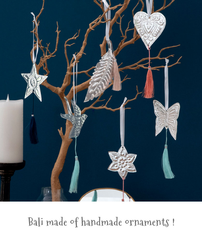 光の反射でキラキラ輝くオーナメント