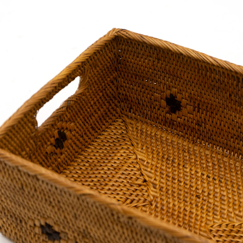 内面まで丁寧に編まれています