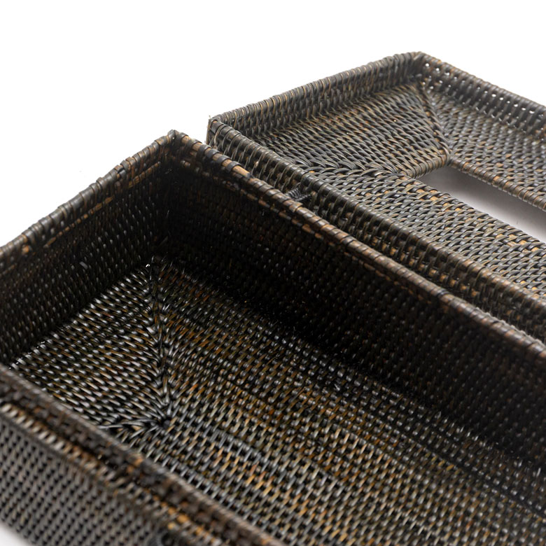 アタ製品には珍しいダークブラウン