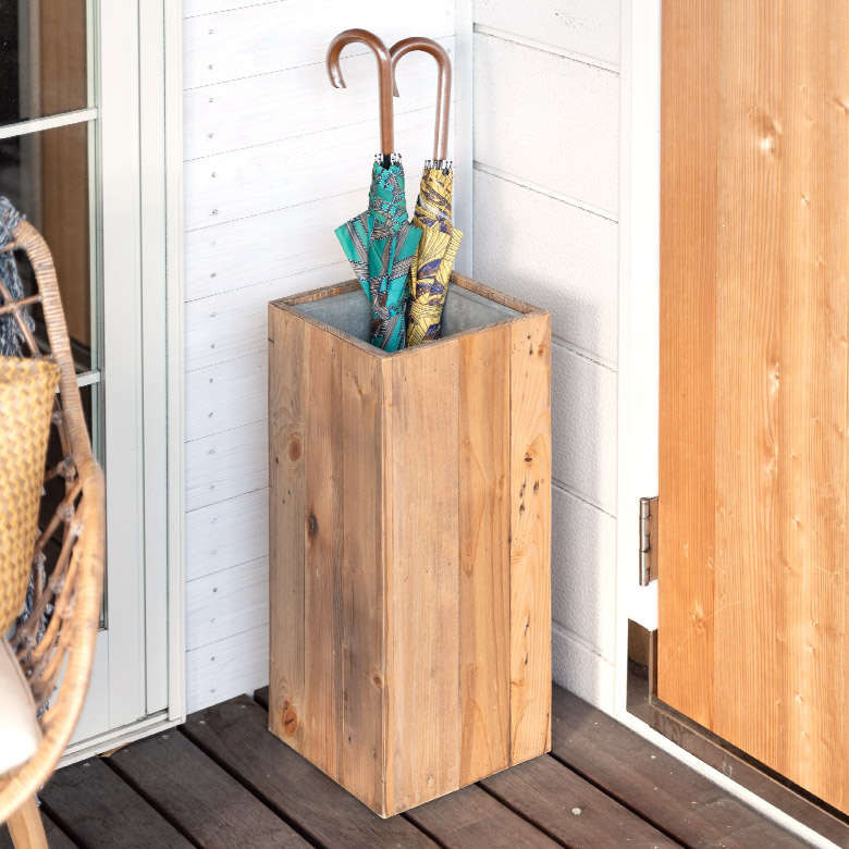 廃材を再利用したエコでヴィンテージな傘立て。