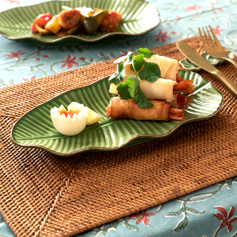 みずみずしいバナナリーフがモチーフの陶器製プレート