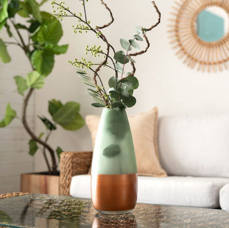 カラーガラスの花瓶。ツートンカラーが美しいフラワーベースです。