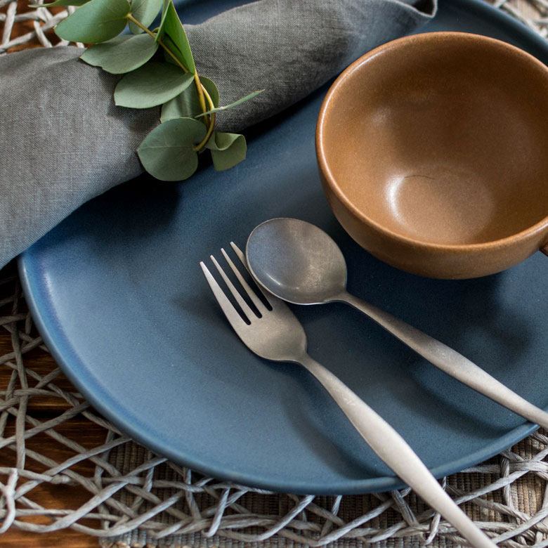 パスタやサラダ、サンドイッチなどを盛り付けて