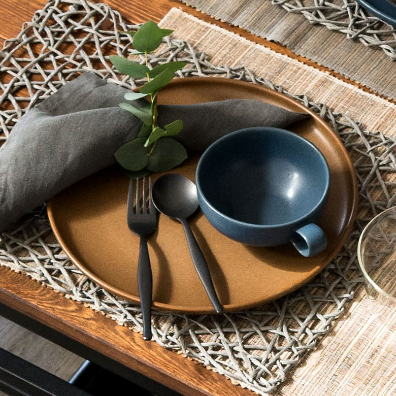 釉薬の色ムラによって、なんとも味わい深い質感です。