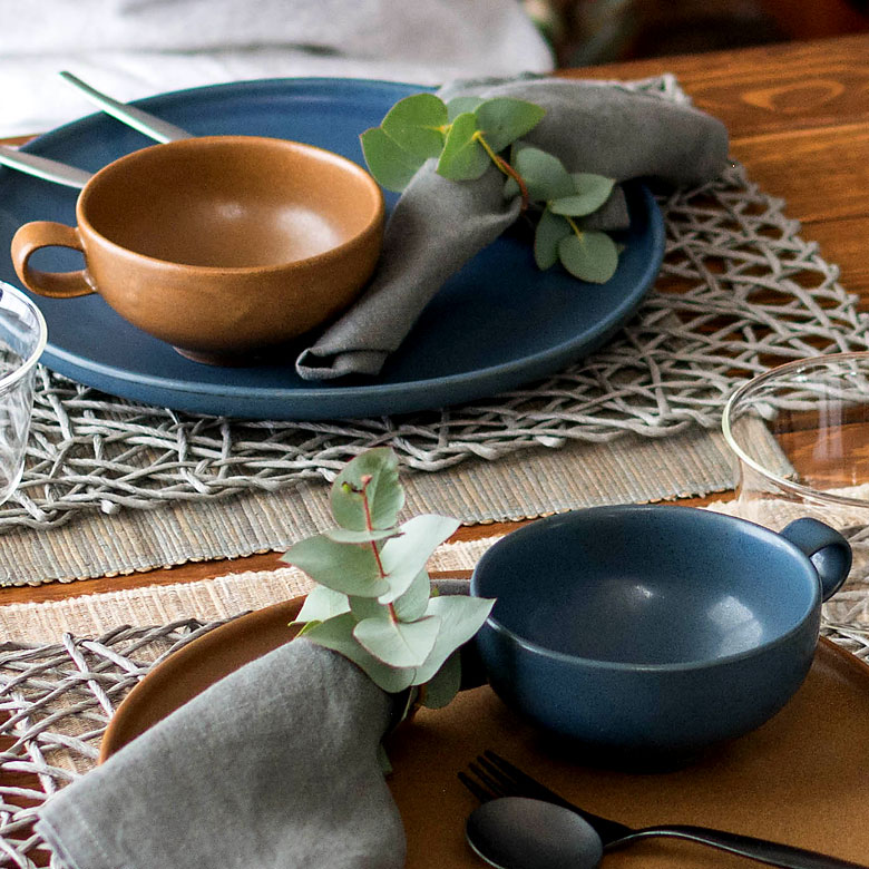 ころんとした丸いフォルムが可愛らしいスープカップ。