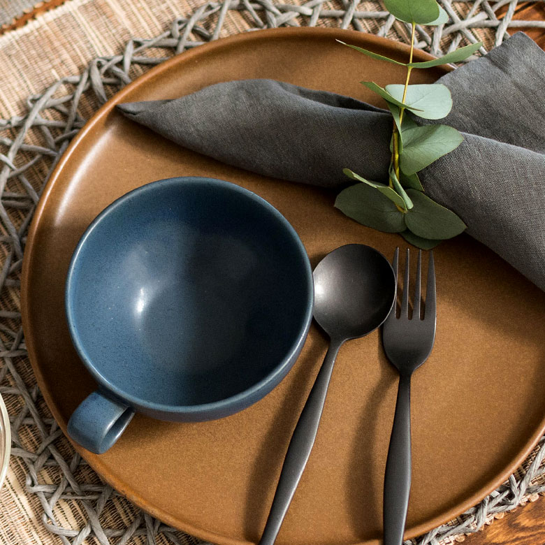 釉薬の色ムラによって、あたたかみのある風合いです。