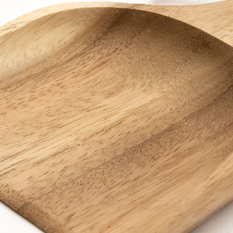 アカシア天然木の木目が美しい