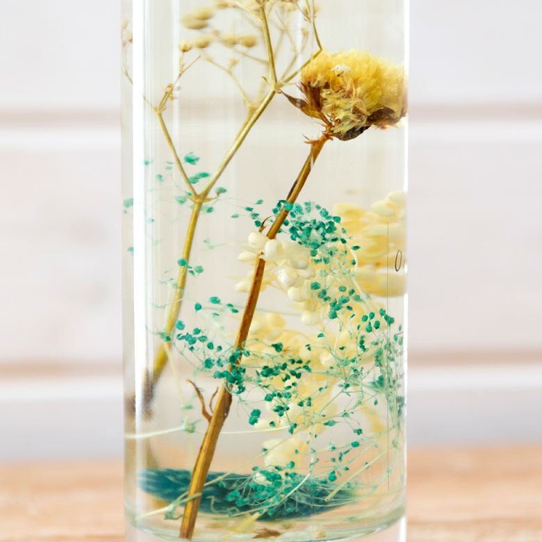 「愛の喜び」「誠実」という花言葉を持つイエローのスターチスをメインに。