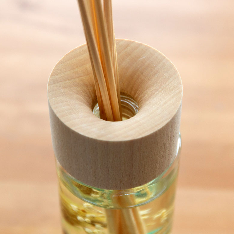 ナチュラルなラタンリードとウッドキャップがかわいい