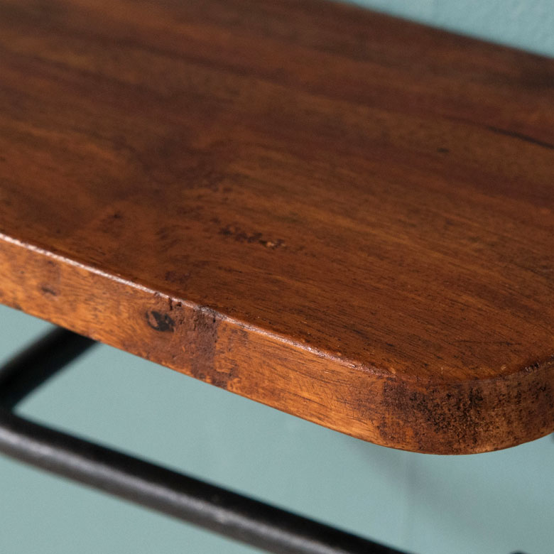 硬く美しい木目が特徴