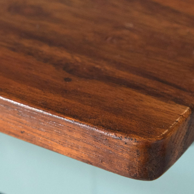 硬く美しい木目が特徴