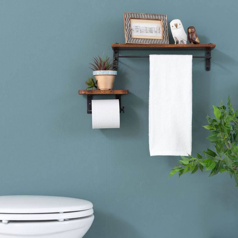 天板の上に小物やグリーンを載せて