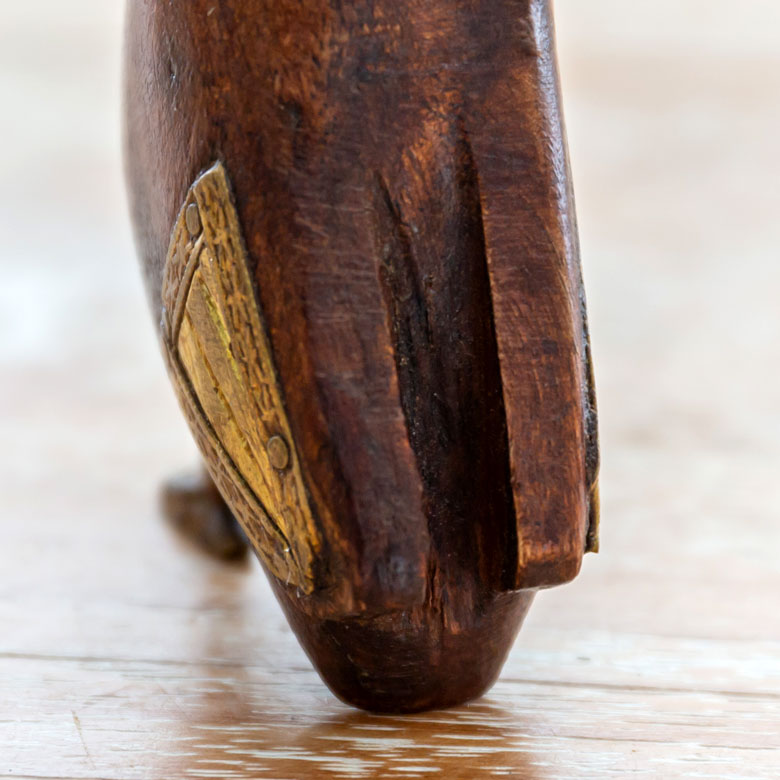 マンゴーウッドと真鍮でできています