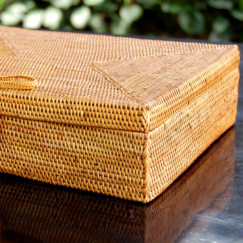 丁寧に編まれた編地は高級感もあります。