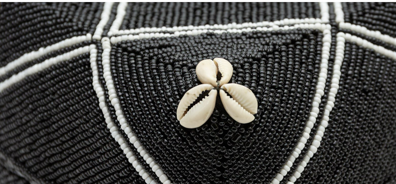 手作業で貼られたビーズが美しい。