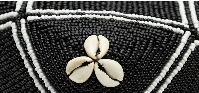 手作業で貼られたビーズが美しい。