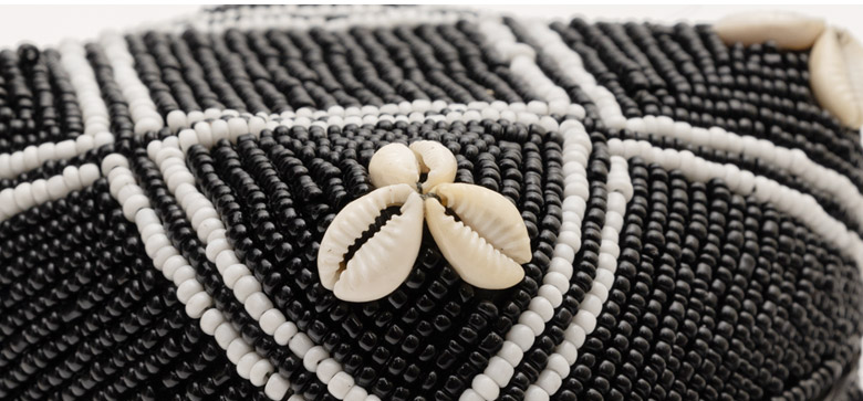 手作業で貼られたビーズが美しい。