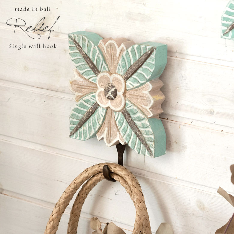 バリ伝統のウッドカーヴィングつき、便利なフック。