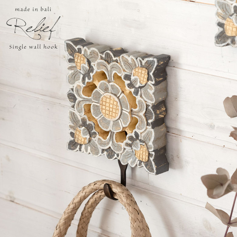 バリ伝統のウッドカーヴィングつき、便利なフック。