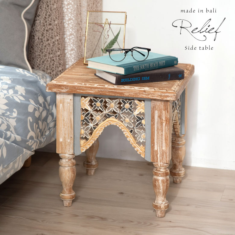 バリ伝統のウッドカーヴィングで、囲まれた華やかなミラー。