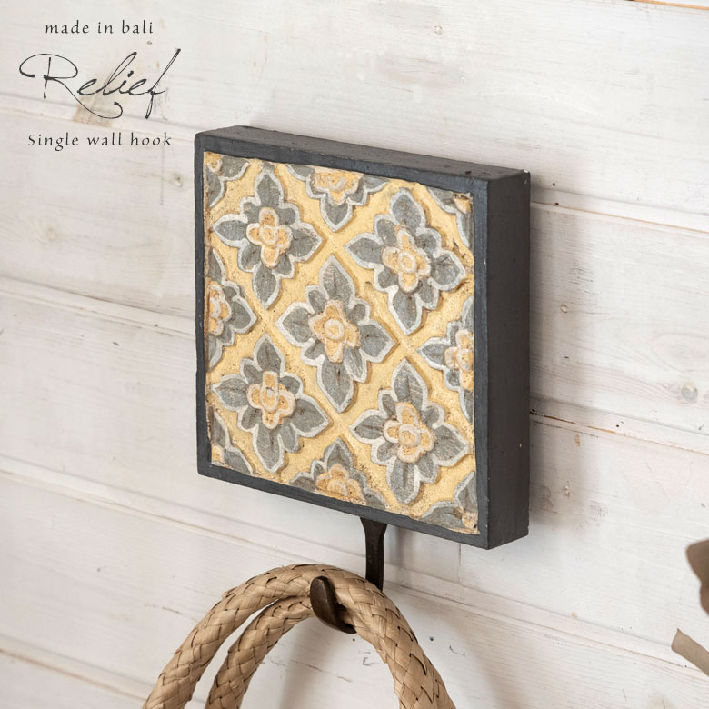 バリ伝統のウッドカーヴィングつき、便利なフック。