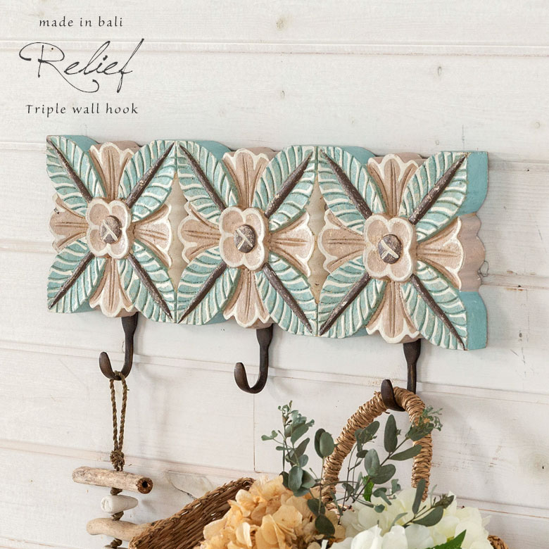 バリ伝統のウッドカーヴィングつき、便利なフック。