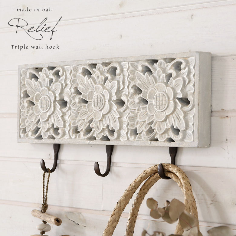 バリ伝統のウッドカーヴィングつき、便利なフック。