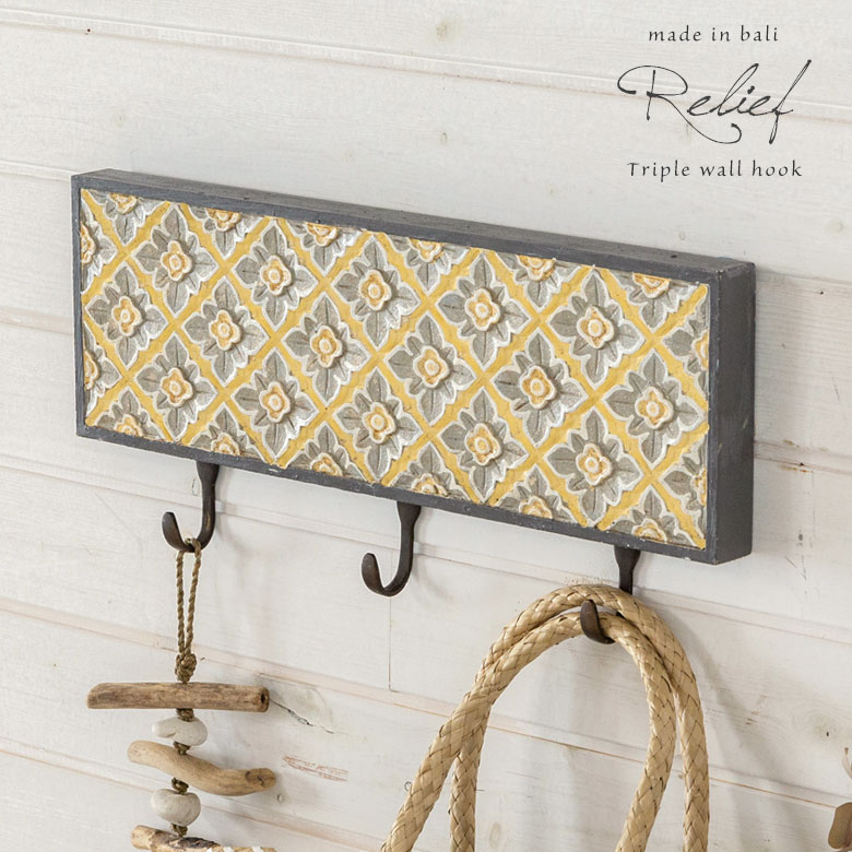 バリ伝統のウッドカーヴィングつき、便利なフック。