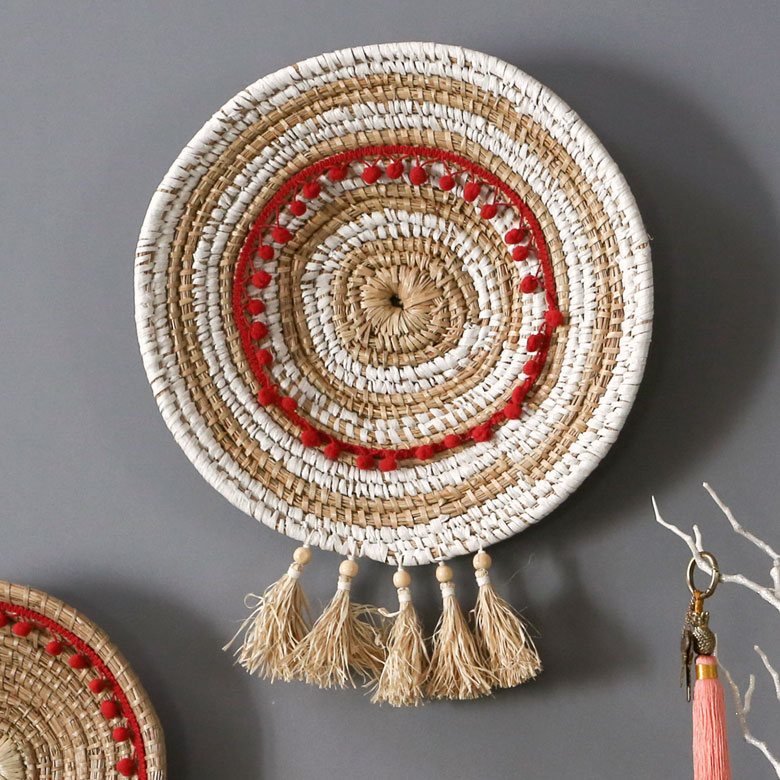 シーグラスとラフィアで編んだ壁飾り。