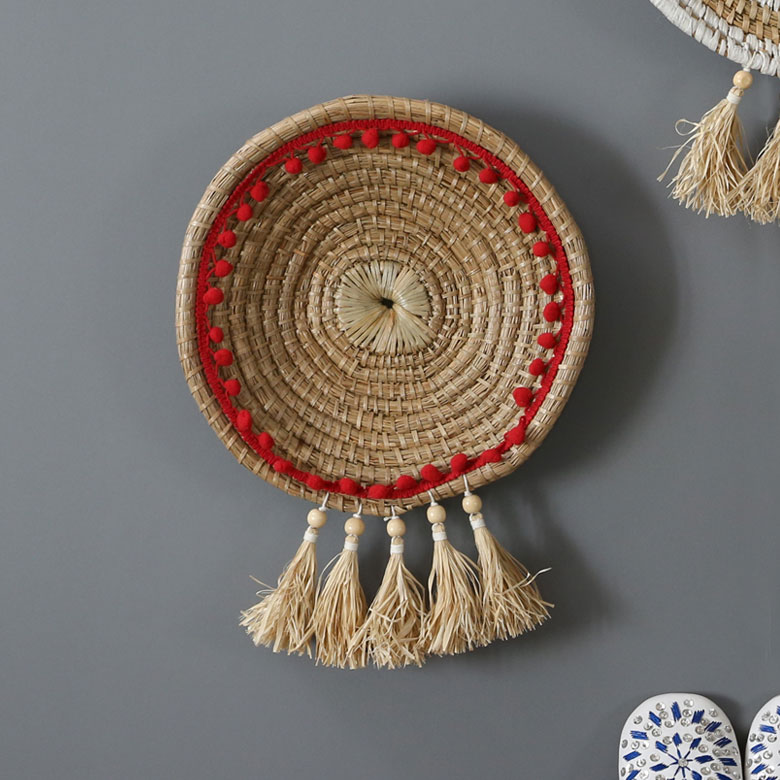 シーグラスとラフィアで編んだ壁飾り。