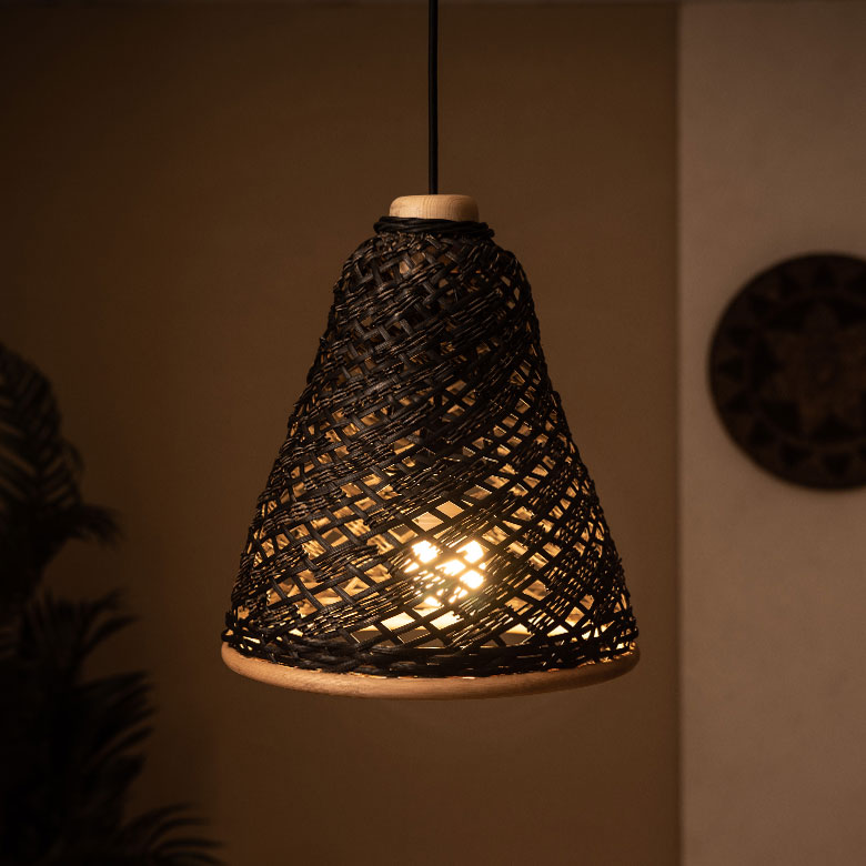 ラタンで編まれたナチュラルなペンダントライト。