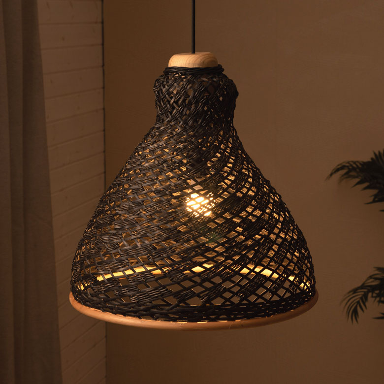 ラタンで編まれたナチュラルなペンダントライト。