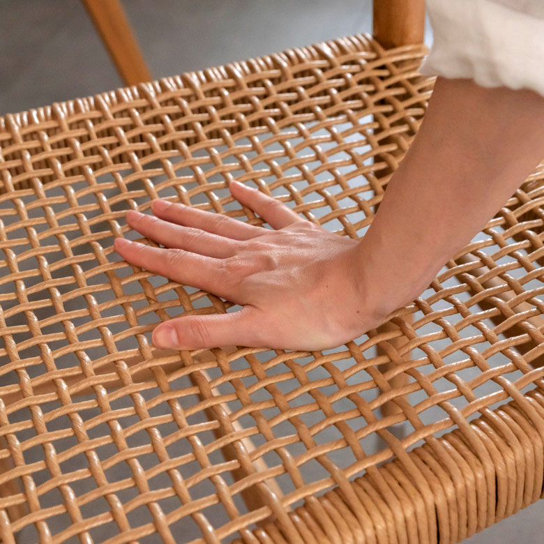 隙間のある座面は通気性が良く夏でも快適