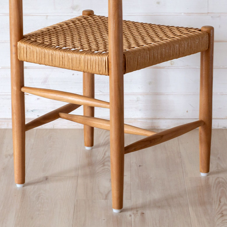 脚の形など細部までこだわったデザインです