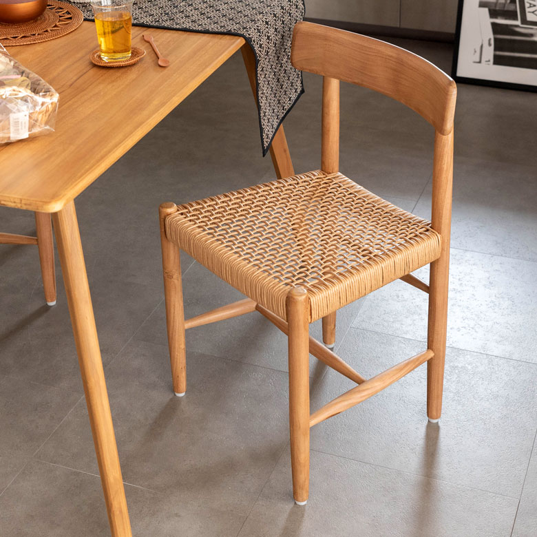 しなやかなチーク材にうっとりするダイニングチェア