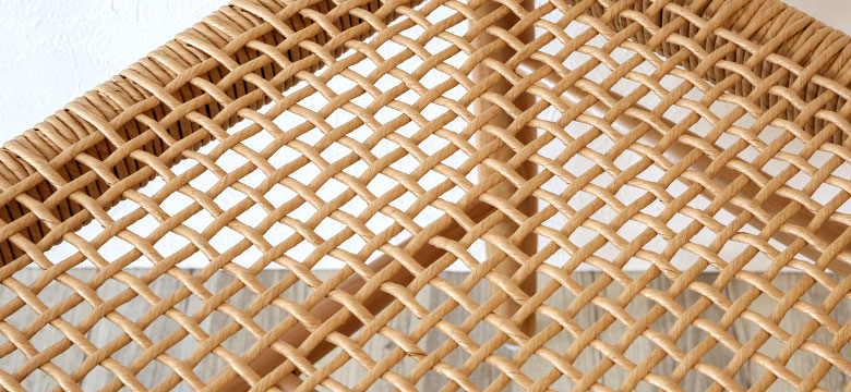 丁寧に編まれたペーパーコードの座面