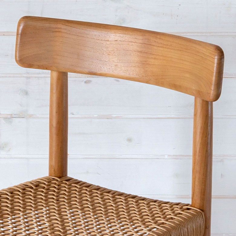 身体を預けやすい形の背もたれ