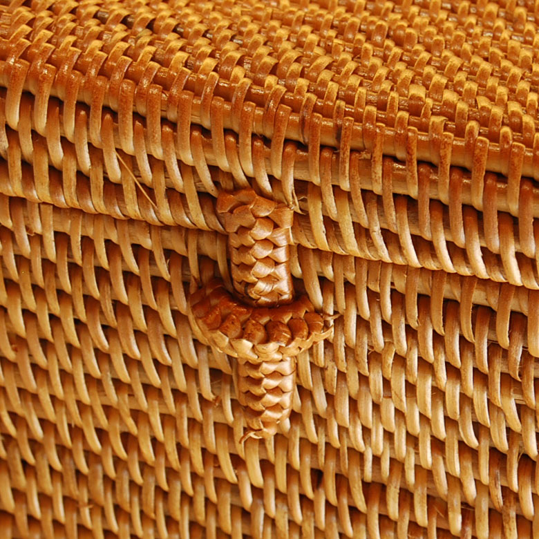 フタの留め具。簡単な差し込みタイプです。