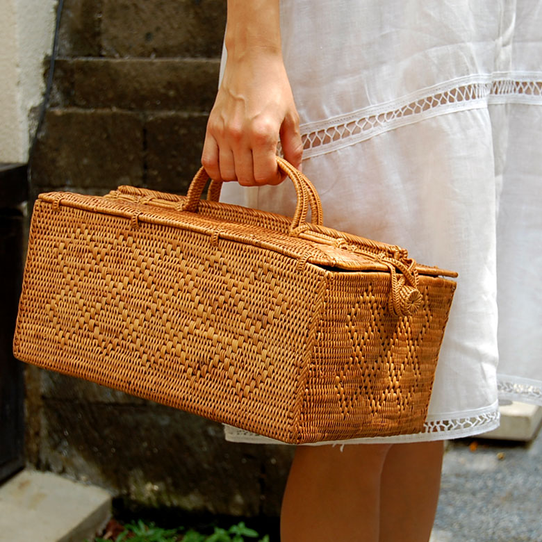 膝の上に乗るサイズ。