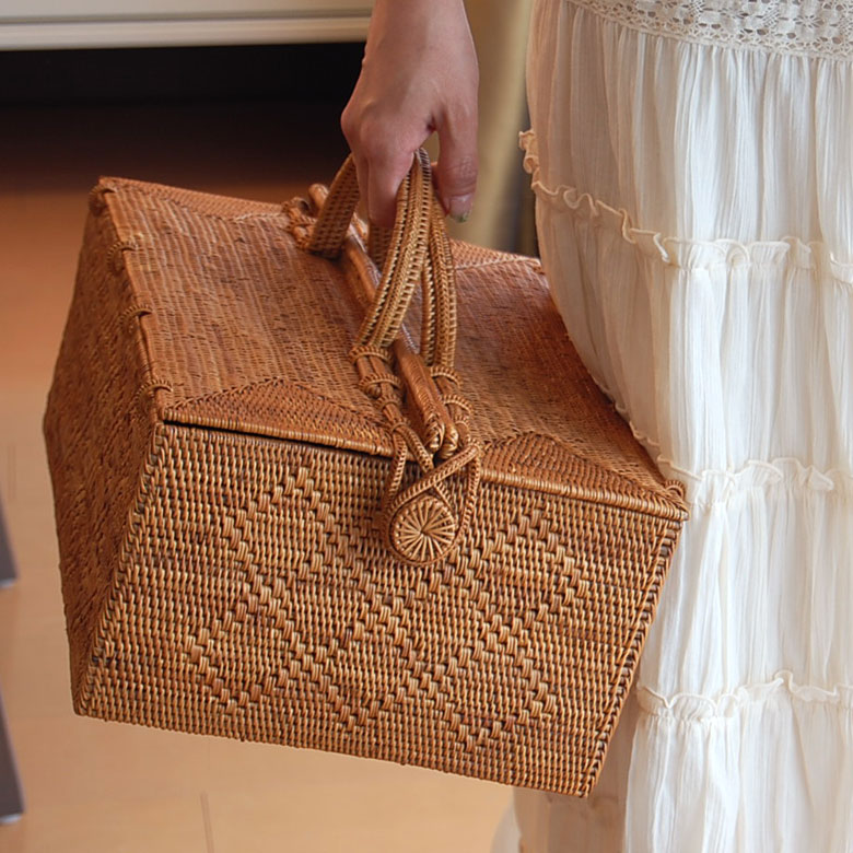 スクエア型のバッグ